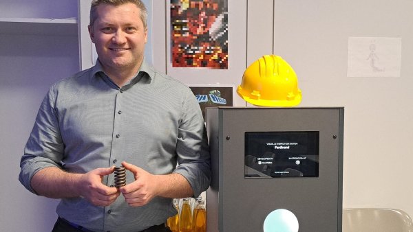 Wilhelm Klat hat für das Maschinenbauunternehmen ZF am Standort Bielefeld-Brackwede das Prüfsystem "Ferdinand" realisiert. - © Jemima Wittig