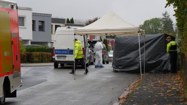 Die Polizei ist mit Einsatzkräften vor Ort. Der Bereich ist großräumig abgesperrt. - © Jost Wolf