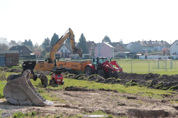 Die Bagger sind am ehemaligen Engländer-Sportplatz am Vogelsang im Einsatz – Vorbereitungen für den Neubau der Astrid-Lindgren-Schule. - © Carolin Brokmann-Förster