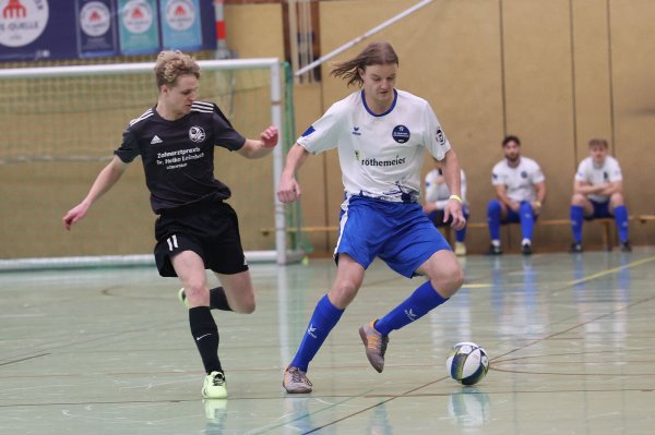 Das Diuell der Außenseiter SG Bentorf Hohenhausen (Julian Busch, rechts) und FC Schwelentrup-Spork/W. (Fabio Brinksmeier). - © Paul Cohen