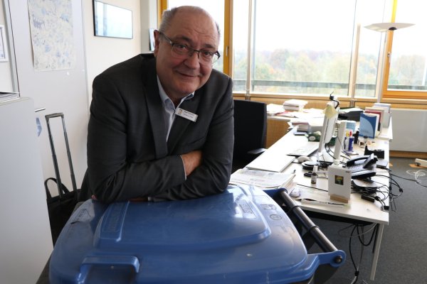 Der Beigeordnete Wolfgang Walter geht in Ruhestand. In der blauen Tonne landet alles, was er aussortiert. - © Holger Kosbab