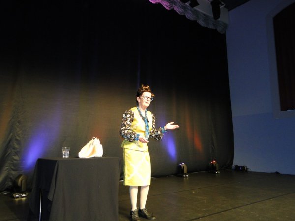 Stand-Up Comedy Star Frieda Braun begleitet ihre skurrilen Geschichten über den alltäglichen banalen Wahnsinn mit einer expressiven Mimik und Gestik, deren ausgelassenes Format als ihr Markenzeichen gilt. - © Hajo Gärtner