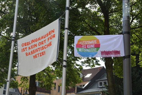 Unbekannte haben auf dem Rathausplatz gegen Rassismus geflaggt. Die CDU betonte später, sie habe nichts mit der Aktion gegen die AfD zu tun. - © Karin Prignitz