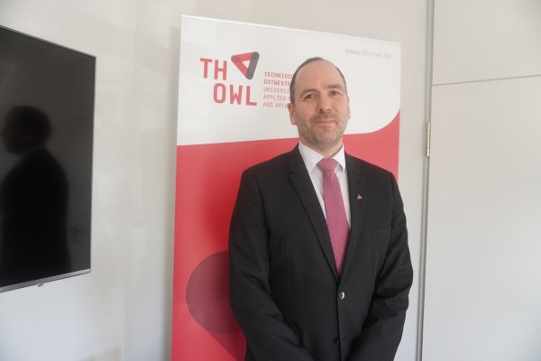 Dr. Markus Sauer (48) tritt Anfang April seine Professur für Erneuerbare Energien und dezentrale Energieversorgung am Fachbereich Umweltingenieurwesen und Angewandte Informatik der TH OWL an. - © TH OWL