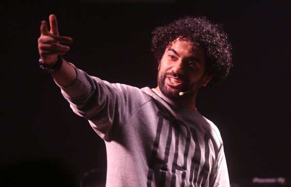 Podcaster Nizar Akremi bei einem Auftritt in Emmerich im Jahr 2019. - © IMAGO/Funke Foto Services