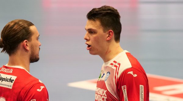 Feierte seinen 23. Geburtstag in Dessau: Frederik Simak (rechts), hier im Austausch mit Marcel Timm. - © Jörg Hagemann