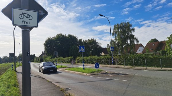 Der Geh-/Radweg an der Herforder Straße in Leopoldshöhe-Schuckenbaum in Höhe Friedhofsstraße. Auch der Fußgängerüberweg soll überarbeitet werden. - © Carolin Brockmann-Förster