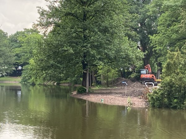Zur Anlage des neuen Motorikpfades ist der Fußweg am südlichen Ufer des Kurparksees derzeit geschlossen. - © Cordula Gröne