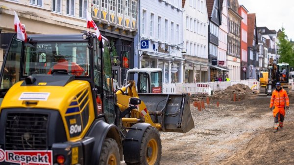 Auf der Baustelle in der Langen Straße ist die Verlegung der Versorgungsleitungen so gut wie abgeschlossen. Nun werden vor den Hauseingängen die alten Pflastersteine gegen neue Steine ausgetauscht. - © Raphael Bartling