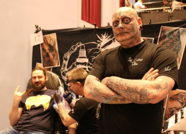 Tattooliebhaber Veit Anders (rechts) am Messestand bei der Tattoo Convention in Detmold vor drei Jahren. Im Hintergrund sticht sein Kollege Benny Busch Kunde Johann Braun ein Tattoo. - © Till Sadlowski