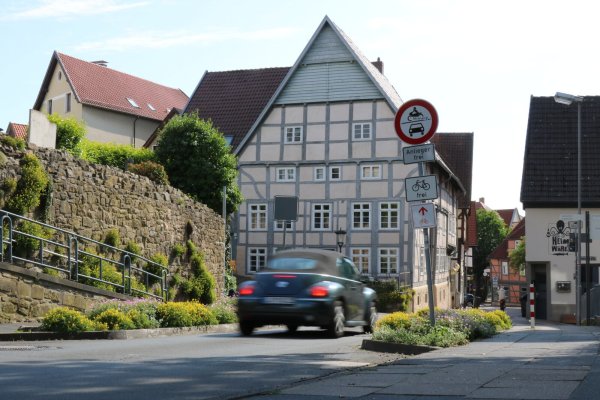 In dieser Einmündung stand bis zum Verkehrsversuch 2019 ein Poller, den sich die Anlieger der Wenkenstraße zurückwünschen. - © Alexandra Schaller