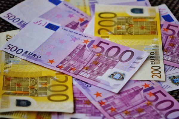 Eine Augustdorferin ist von Trickbetrügerinnen um eine hohe Summer Bargeld gebracht worden. - © Symbolbild: Pixabay