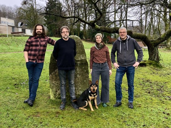 Der Vorstand mit (von links) Andreas Thurau, Uwe Schweppe, Miriam Koch und Markus Grüntgens mit
Hund Ruby. - © Bildrechte: Kultursyndikat
