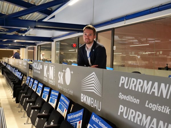Der Herr der Logen in der Phoenix-Contact-Arena: Steffen Tegeler, neuer Leiter Marketing/Vertrieb beim TBV Lemgo Lippe. - © Jörg Hagemann
