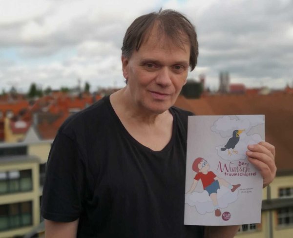 Herbert Klocke zeigt sein neuestes Buch, den "Wunschtraumschlüssel". - © Fotorechte: Herbert Klocke