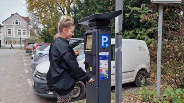 Ronja Herzog probiert den neuen Parkscheinautomaten am Parkplatz Neues Tor aus. - © Nadine Uphoff
