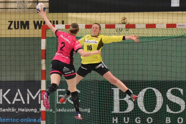 Blombergs Melanie Veith macht sich gegen Marlene Zapf groß - © Eibner-Pressefoto