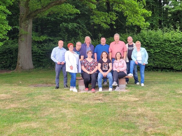 Vorstand Fördervereins, Anna Schwekendiek, Sandra Reese,
Janine Kühne, Vanessa Jama (vorn, von links); sowie (hinten, von links), der Wahlvorstand: Andreas von Bork, Thomas Schwekendiek, Addy Albert, Daniel Düwel, Willi Düwel, Boris Kasper, Conny Düstersiek - © Willi Düwel