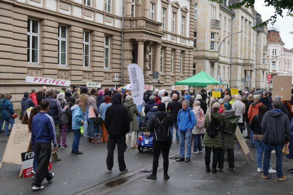Rund hundert Menschen haben sich am Mittwochmorgen kurz vor Prozessbeginn neben dem Gerichtsgebäude versammelt, um ein Zeichen gegen rechte Hetze zu setzen. - © Janet König