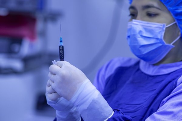 Die Mitarbeiterinnen und Mitarbeiter im Klinikum Lippe müssen seit dieser Woche wieder stets Masken tragen. - © Symbolbild: Fernando Zhiminaicela/Pixabay