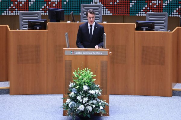 NRW-Ministerpräsident Hendrik Wüst (CDU) während der Gedenkveranstaltung im Landtag. - © Oliver Berg