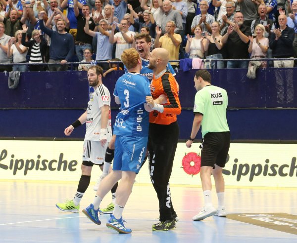 Im Hexenkessel das Feuer entfachen: Das will der TBV mit Lukas Zerbe (hinten) sowie Nikolai Theilinger und Keeper Urh Kastelic (vorne). - © Paul.Cohen