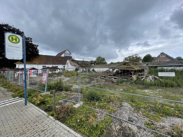 Das Grundstück des verwaisten Gastronomiebetriebs an der Carl-Severing-Straße liegt wegen der Klagen seit neun Monaten brach. - © Susanne Lahr