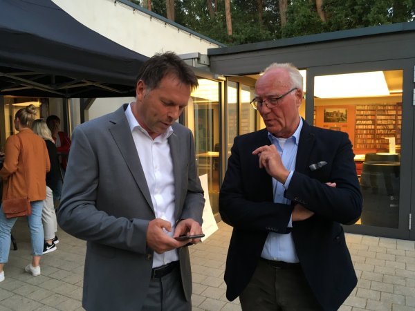 Am Wahlabend verfolgen bei der SPD der neu gewählte Bürgermeister Frank Hilker (links) und der scheidenden Fraktionschef Harald Matz die Ergebnisse. - © Jana Beckmann