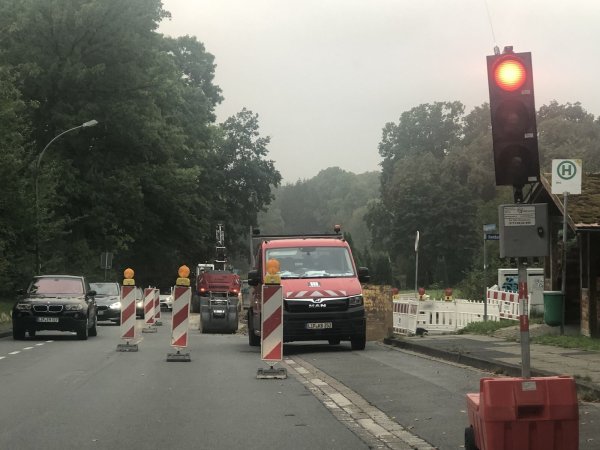 Die Baustelle in Diestelbruch wechselt in diesen Tagen die Straßenseite. Ägerlich: Ausgerechnet im Baustellenbereich hat ein Wasserschaden Telefonleitungen lahmgelegt. - © Martin Hostert