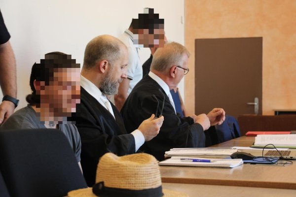 Am 8. Prozesstag biegt die Beweisaufnahme rund um das Tötungsdelikt am Iltisweg auf die Ziekgerade ein. Im Bild zu sehen: Der jüngere Angeklagte (links) mit seinem Verteidiger Hendrik Schnelle sowie Rechtsanwalt Johannes Salmen mit dem anderen Angeklagten. Dessen zweiter Verteidiger Dr. Detlev Binder ist gerade nicht am Platz. - © Janet König