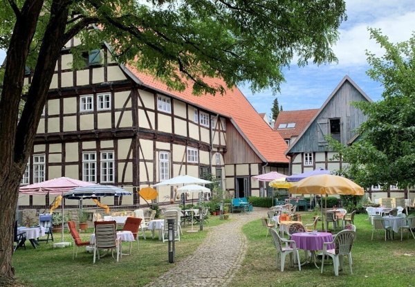 Der idyllische Garten des Cafés am Kirchplatz in Schötmar. - © Café am Kirchplatz