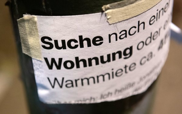 "Suche Wohnung" steht auf dem Zettel an einer Laterne. Auch in OWL ist die Nachfrage nach Wohnraum zum Semesterstart wieder groß. - © Paul Zinken