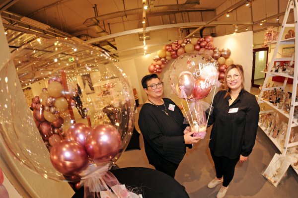 Bettina Warnat (links) und Tochter Sarah Böckstiegel von der "Packerie" bezaubern mit vielen tollen Luftballongebilden. - © Nicole Ellerbrake