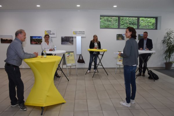 LZ-Redakteurin Katrin Kantelberg (2. von rechts) spricht mit den Kandidaten (von links) Martin Grohnert (SPD), Ewa Hermann (Grüne), Michaela Lehnert (parteilos) und Friso Veldink (CDU) über Dörentrups Zukunft. - © Raphael Bartling