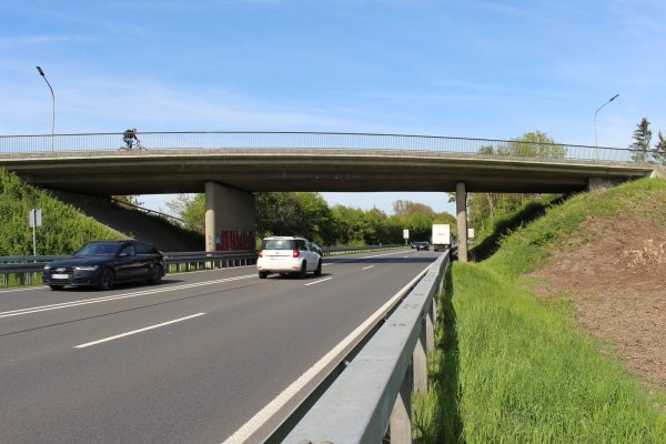 Die Brücke der Mastbruchstraße über die B1 muss komplett erneuert werden. - © (Archivbild) Pauline Maus