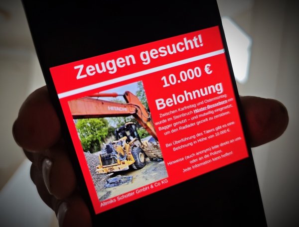 Über Ostern wurde ein Radlader der Firma Altmiks-Schotter aus Höxter schwer beschädigt. Das Unternehmen sucht Zeugen - und setzt eine große Belohnung aus. - © Svenja Ludwig