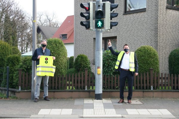 Cord Brüning vom Heimatverein Hiddesen e.V. (links) und Detmolds Bürgermeister Frank Hilker präsentieren die das neue Hermann-Ampelmännchen an der Theodor-Heuss-Straße. Das Signal zum Überqueren der Straße gibt Hermanns weibliches Pendant Thusnelda. Beide Darstellungen stammen aus der Feder von Comiczeichner André Sedlaczek. - © Yannick Sonntag(LZ)