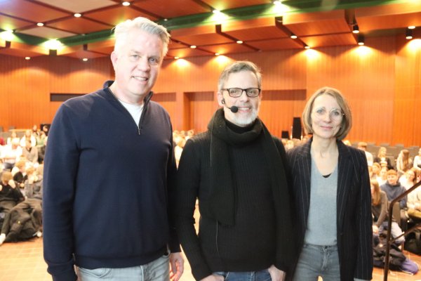 Über die Auswirkungen der sogenannten sozialen Medien klärten im Niklas-Luhmann-Gymnasium Tobias Jaehn (von links), Referent Sebastian Bartoschek und die stellvertretende Schulleiterin Bettina Lohkamp auf. Foto: Knut Dinter - © Knut Dinter