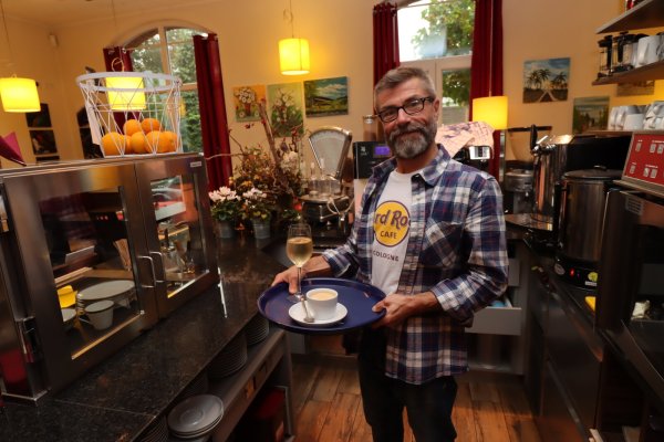 Thorsten Bökenbrink hat vor fünf Jahren das Café/Bistro am Bahnhof Oerlinghausen in Asemissen übernommen.
Foto: Birgit Guhlke - © Birgit Guhlke