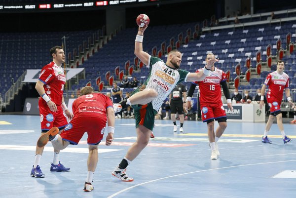 Typisch für den TBV am Mittwochabend in Hannover: TSV-Kreisläufer Ilija Brozovic zeigt Gedeon Guardiola, Andrej Kogut, Marcel Timm und Isaias Guardiola die Hacken. - © 2020 Oliver Vosshage PhotographyTel: 0179-3971520 / 0511-9993412