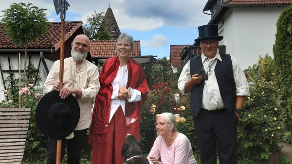 Zum Saisonabschluss führt Nachtwächter Werner Friese (links) durch Lügdes Altstadt. - © Werner Friese