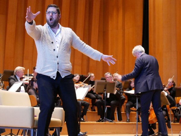 Dramatik pur. Bariton Dominic Barberi inszeniert beeindruckend den Zauberer Colas im Singspiel "Bastien und Bastienne" von Mozart unter Leitung von Frank Beermann (rechts). - © Thomas Krügler