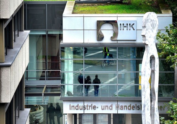 Die Industrie- und Handelskammer Ostwestfalen zu Bielefeld hat die Unternehmen in der Region zu deren aktuellen Lage befragt. - © Andreas Frücht