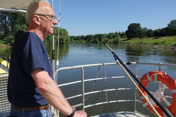 Fährmann seit mehr als zehn Jahren: Martin Deppe wohnt selbst in Stemmen. Zum Fährbetrieb sagt er: „Die Plattform zum Einsteigen liegt im Wasser. Wir können maximal bis zu einem Wasserstand von etwa 220 Zentimeter übersetzen.“ - © Axel Bürger