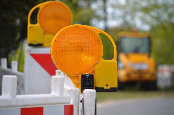 An der Leopoldshöher Straße soll ein Linksabbieger eingerichtet werden, um das Gewerbegebiet zu erschließen. (Symbolbild) - © Symbolbild: Pixabay