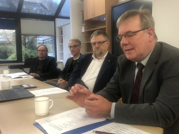 Ernste Gesichter: Der Landeskirchenrat mit (von links) dem Juristischen Kirchenrat Dr. Arno Schilberg, dem Theologischen Kirchenrat Thomas Warnke, Präses Michael Keil und Landessuperintendent Dietmar Arends legt der Synode eine umfangreiche Tagesordnung zur Beratung vor. - © Martin Hostert