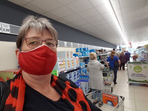 Einkaufen mit Maske, das ist anscheinend zurzeit noch nicht sehr gebräuchlich. LZ-Redakteurin Marianne Schwarzer hats versucht und beschlossen: Ich bleib dabei. - © Marianne Schwarzer