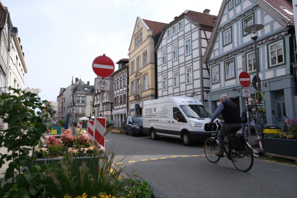 Fahrräder dürfen durch, Autos nicht. Nicht alle Kfz-Fahrer halten sich daran – insbesondere aus Richtung der Exterstraße kommend. Die Stadt hofft, dass sich das noch ändern wird. - © Sven Koch