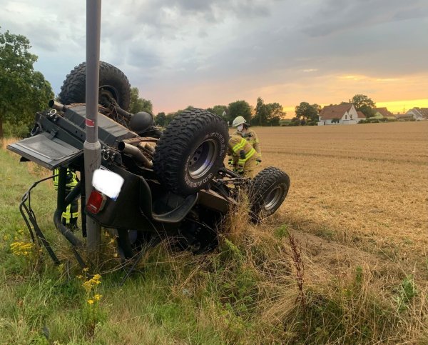 Der Geländewagen liegt nach dem Unfall kopfüber auf einem Feld. - © Feuerwehr Bad Salzuflen