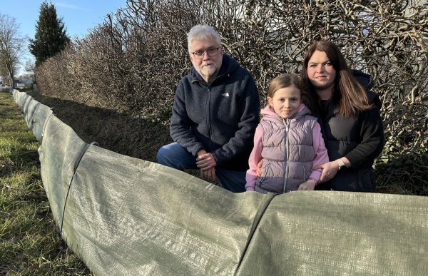 Sammeln gerne Kröten ein: Dirk Rosenlicht, Amphibienbeauftragter des Naturschutzbundes (NABU) in Leopoldshöhe, mit Marie und Mutter Carina Vauth. - © Anna-Lena Hinder
